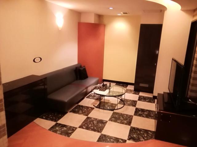 湘南ベイホテル(茅ヶ崎市/ラブホテル)の写真『310号室利用(20,8)応接コーナー、非常に広いです。』by キジ