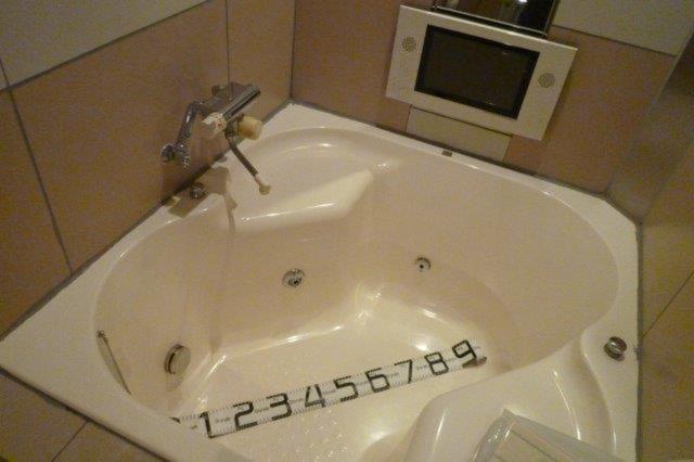 ベネチアン(渋谷区/ラブホテル)の写真『502号室（浴槽幅90㎝（ペットボトル4.5本分）チョイ）ジェットバス』by 格付屋