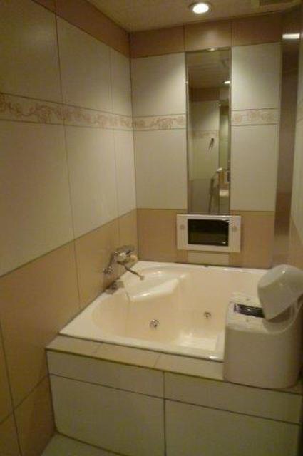 ベネチアン(渋谷区/ラブホテル)の写真『502号室（浴室入口から）』by 格付屋