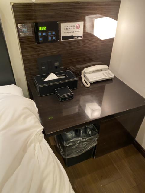 HOTEL UNO(ウノ)(川口市/ラブホテル)の写真『302室(ベッド傍のテーブル)』by こねほ