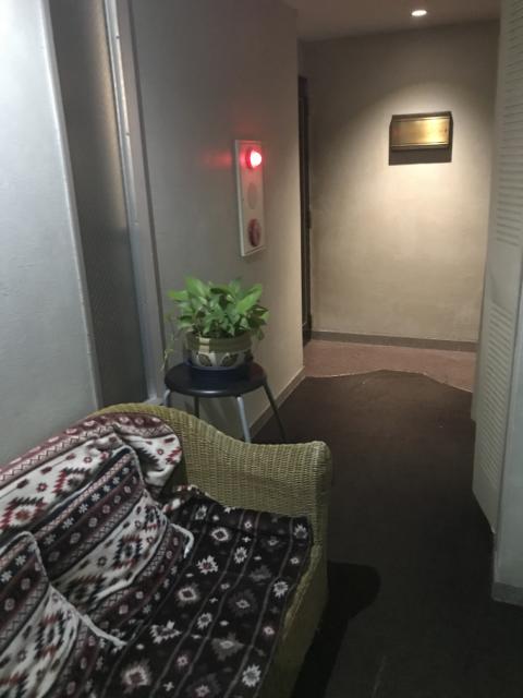 HOTEL LUPINUS（ルピナス）(大和市/ラブホテル)の写真『エレベーター前のソファ②』by 少佐