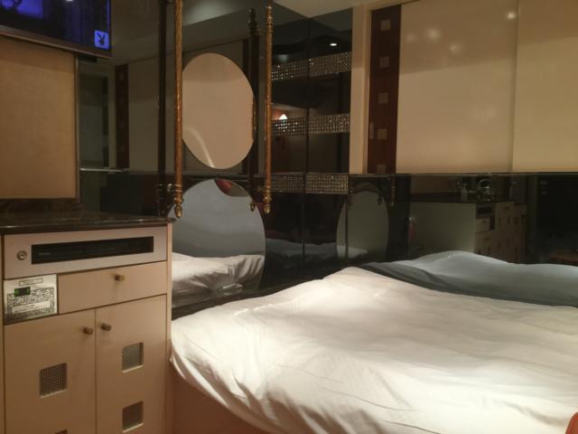 XO新宿(新宿区/ラブホテル)の写真『405号室　ソファから見た室内』by ACB48