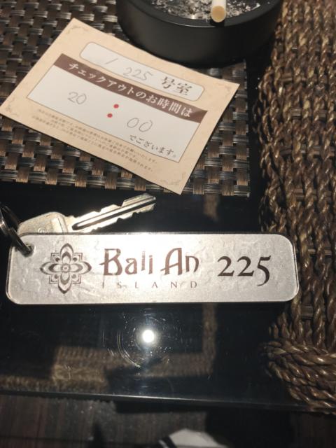 HOTEL Bali An Resort　新宿アイランド店(新宿区/ラブホテル)の写真『225号室の鍵と退室時間の用紙』by 少佐