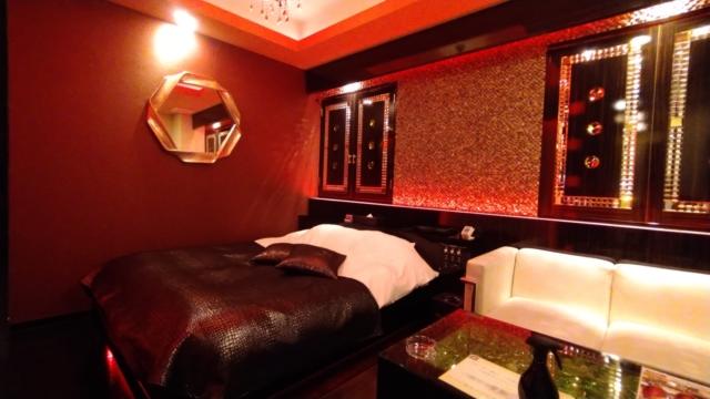H-SEVEN 西川口(川口市/ラブホテル)の写真『403号室、ソファーとベッド（赤ネオン使用）』by どらねこどらどら