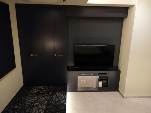 GRAND CHARIOT(グランシャリオ)(新宿区/ラブホテル)の写真『３０３号室　VODとクローゼット、冷蔵庫に水が一本無料あり』by らくたろう