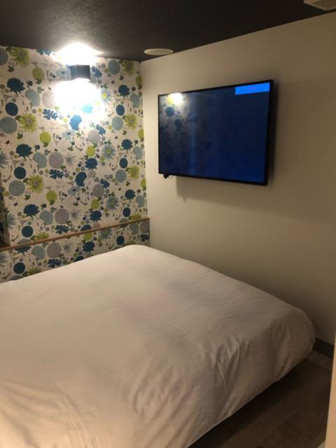 ホテル ATLAS(アトラス)(新宿区/ラブホテル)の写真『205号室　ベッドと壁掛けテレビ』by hello_sts