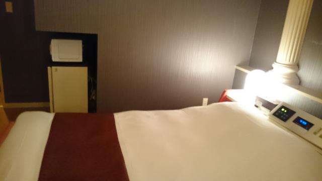 ホテルポニー(相模原市/ラブホテル)の写真『201号室 のベッド横の冷蔵庫と電子レンジ。』by angler