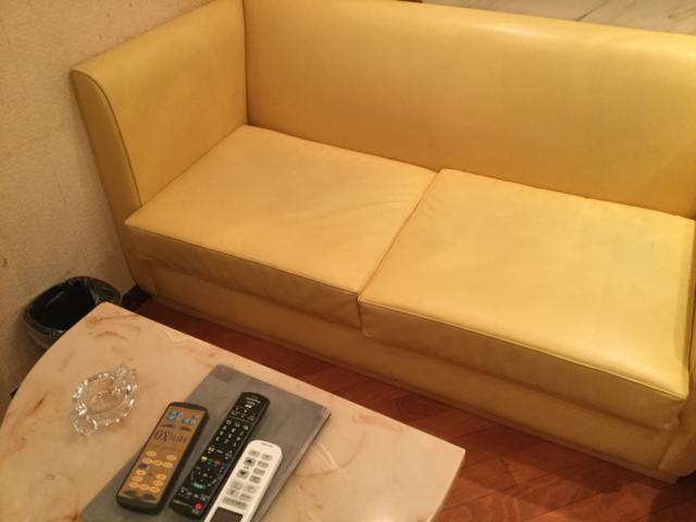 XO新宿(新宿区/ラブホテル)の写真『503号室　テーブル、ソファ』by ACB48