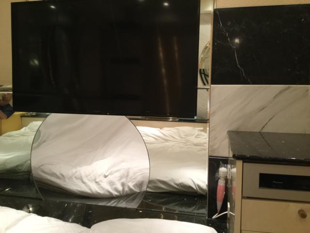 XO新宿(新宿区/ラブホテル)の写真『503号室　ベッド足元に拡大ミラーと大型TV』by ACB48