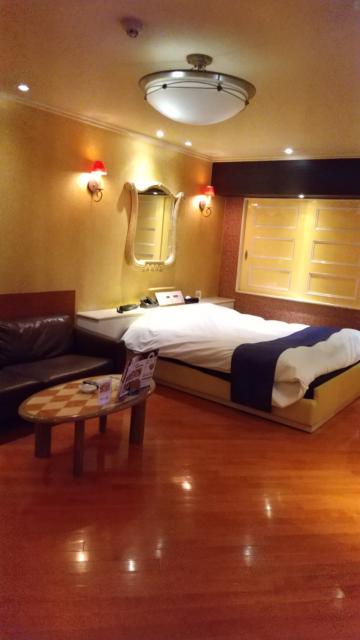 LARGE Honjo（ラルジュ）(本庄市/ラブホテル)の写真『406号室  全景  リビングスペースが広い』by セイムス