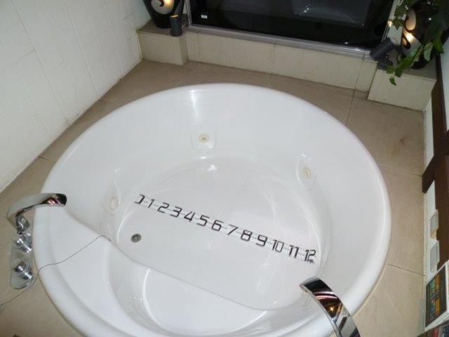 LUSSO CROCE URBAN RESORT（ルッソクローチェアーバンリゾート）(横浜市中区/ラブホテル)の写真『403号室（露天風呂浴槽幅120㎝（ペットボトル6本分））』by 格付屋