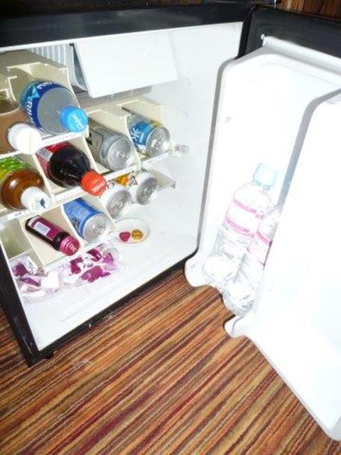 LUSSO CROCE URBAN RESORT（ルッソクローチェアーバンリゾート）(横浜市中区/ラブホテル)の写真『403号室（冷蔵庫。ミネラルウォーター・発泡酒・チョコ各2個無料）』by 格付屋