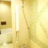 LUSSO CROCE URBAN RESORT（ルッソクローチェアーバンリゾート）(横浜市中区/ラブホテル)の写真『403号室（内風呂シャワー部分2点固定式ヘッドは壁向き）』by 格付屋