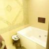 LUSSO CROCE URBAN RESORT（ルッソクローチェアーバンリゾート）(横浜市中区/ラブホテル)の写真『403号室（内風呂入口から）』by 格付屋