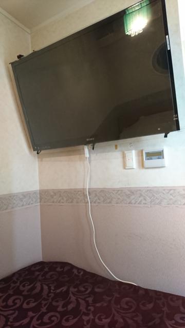 サンマリン(新宿区/ラブホテル)の写真『503号室 ベッド足元にテレビ。その下にエアコンのスイッチ』by なめろう