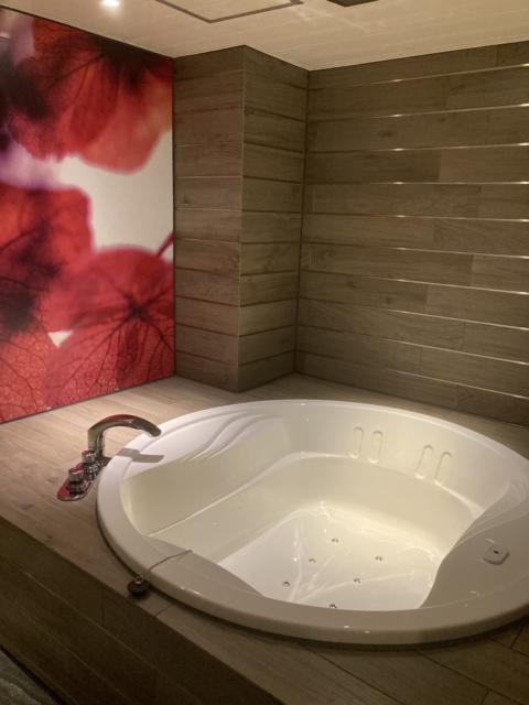 ホテル Swing（スウィング）(神戸市中央区/ラブホテル)の写真『505号室　浴槽　ジャグジー付き』by 風のヒューイ