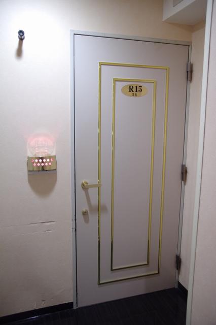 ロイヤルプラザホテル(足立区/ラブホテル)の写真『15号室　入口扉』by マーケンワン