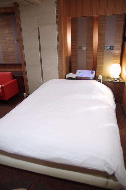 ロイヤルプラザホテル(足立区/ラブホテル)の写真『15号室　ベッド』by マーケンワン