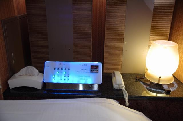 ロイヤルプラザホテル(足立区/ラブホテル)の写真『15号室　枕元の設備』by マーケンワン