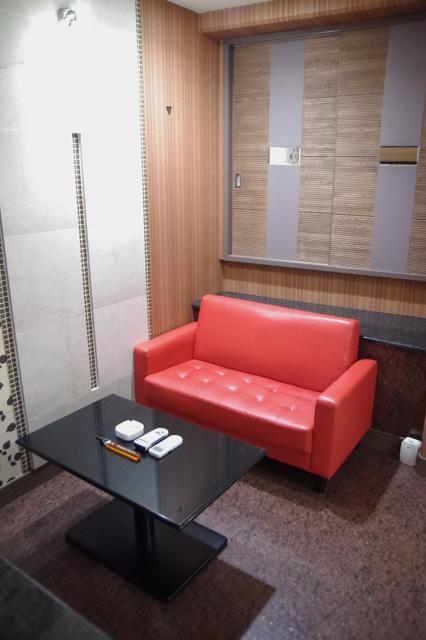 ロイヤルプラザホテル(足立区/ラブホテル)の写真『15号室　テーブルとソファー』by マーケンワン
