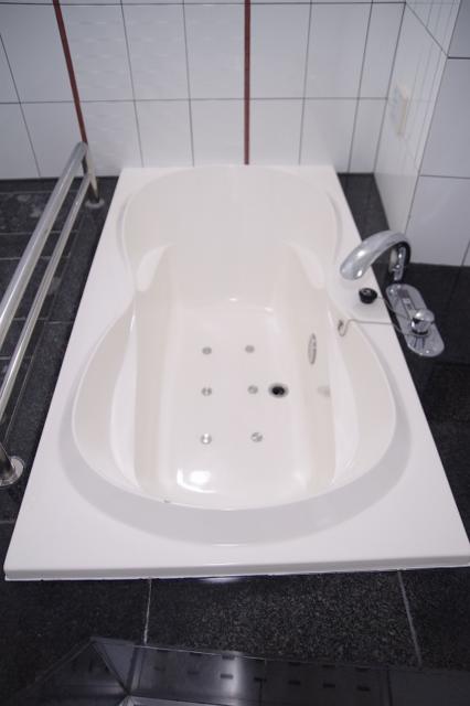ロイヤルプラザホテル(足立区/ラブホテル)の写真『15号室　バブルバス機能付き浴槽』by マーケンワン