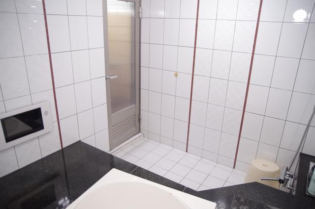 ロイヤルプラザホテル(足立区/ラブホテル)の写真『15号室　浴室(奥から)』by マーケンワン