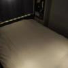 The calm hotel tokyo GOTANDA(品川区/ラブホテル)の写真『201号室　ベッド　座る場所は限られてるので　クィーンサイズがベストかなぁ』by もぐたんっ