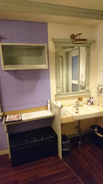 ホテルスマイル(豊島区/ラブホテル)の写真『302号室 壁に固定されたテーブルとすっぽり収納されたイス。その上の棚は食器類でも入っていたものか?! すぐ横に洗面所』by なめろう