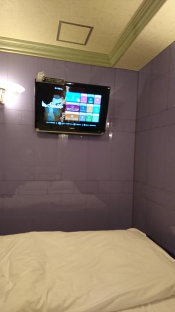 ホテルスマイル(豊島区/ラブホテル)の写真『302号室 ベッドの足元の壁にテレビ。ラブホのテレビにしては小さめ』by なめろう