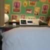 ホテルポニー(相模原市/ラブホテル)の写真『402号室のベッド 有線は1チャンネルのみ使用可でした。なんで？』by angler