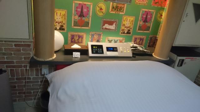 ホテルポニー(相模原市/ラブホテル)の写真『402号室のベッド 有線は1チャンネルのみ使用可でした。なんで？』by angler