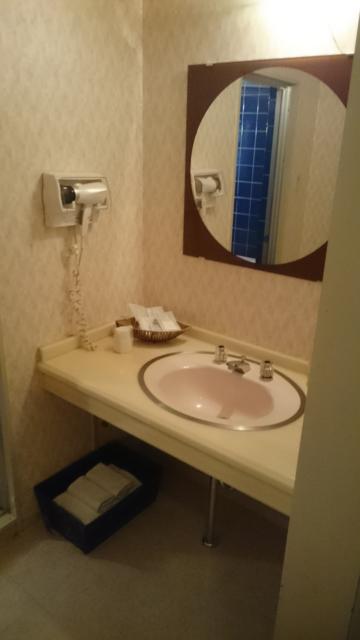 ホテルポニー(相模原市/ラブホテル)の写真『402号室の洗面台。 タオル大小×2 室内着×2』by angler