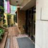 ホテル エクセルシオ(新宿区/ラブホテル)の写真『201号室、ホテル昼の入り口付近』by 屋敷ミラン