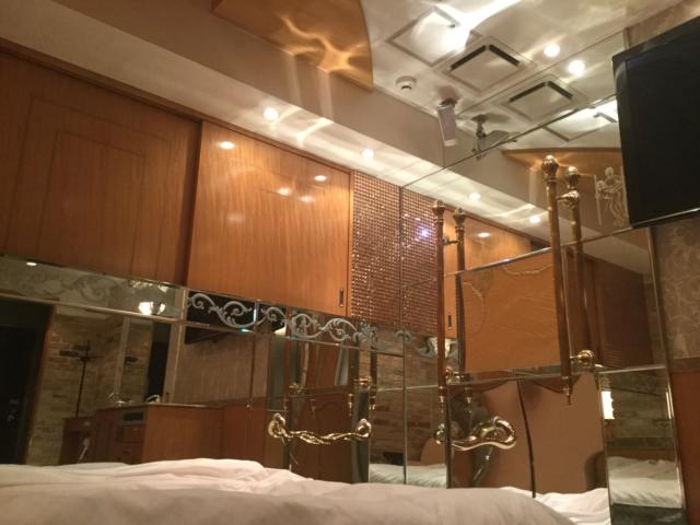 XO新宿(新宿区/ラブホテル)の写真『401号室　ソファから見た室内』by ACB48