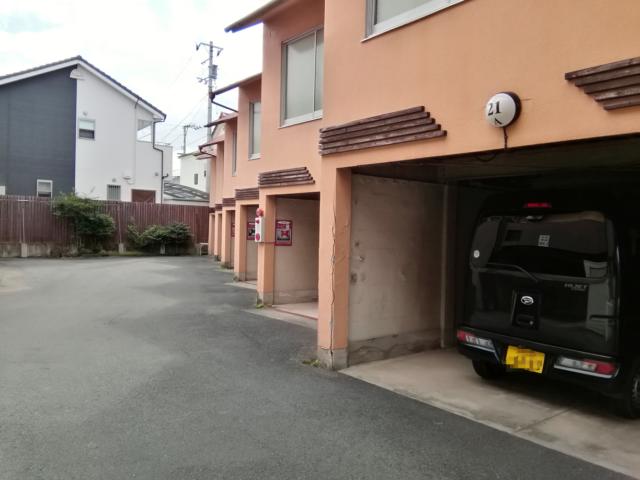 ホテルKEKAL(松山市/ラブホテル)の写真『駐車場は、コテージタイプです。(20,9)』by キジ