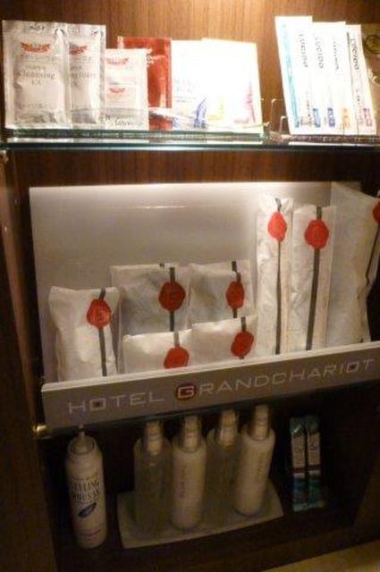GRAND CHARIOT(グランシャリオ)(新宿区/ラブホテル)の写真『402号室（洗面台備品男女ディスポ化粧品）』by 格付屋