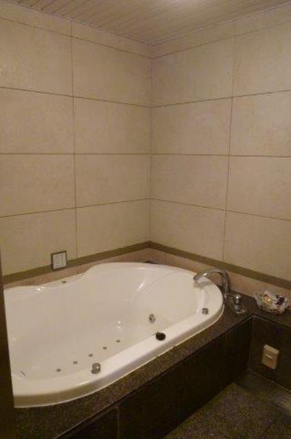 GRAND CHARIOT(グランシャリオ)(新宿区/ラブホテル)の写真『402号室（浴室入口から）』by 格付屋