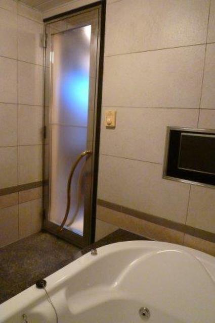 GRAND CHARIOT(グランシャリオ)(新宿区/ラブホテル)の写真『402号室（浴室奥から入口方向）』by 格付屋
