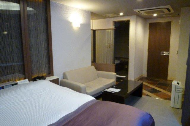 GRAND CHARIOT(グランシャリオ)(新宿区/ラブホテル)の写真『402号室（部屋奥から入口横方向）』by 格付屋