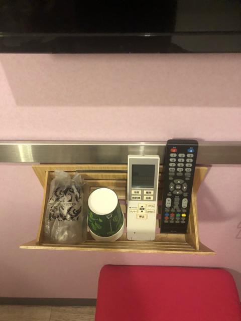 レンタルルーム bloom(ブルーム)(新宿区/ラブホテル)の写真『305号室　テレビ・エアコンのリモコン関係』by hello_sts