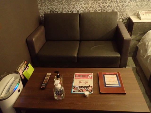 ハイビスカス リゾート&ビジネス(小山市/ラブホテル)の写真『201号室 テーブル』by ないとん