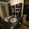 MYTH-Selene(マイスセレネ)(大阪市/ラブホテル)の写真『605号室、洗面台。左がトイレ、右が寝室、鏡に写った後ろがバスルームです。』by カトリーナ