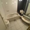 MYTH-Selene(マイスセレネ)(大阪市/ラブホテル)の写真『605号室、バスルーム。とても広くて浴槽は男性が足を十分に伸ばせて横幅も広いです。入浴中も照明の演出が出来ます。』by カトリーナ