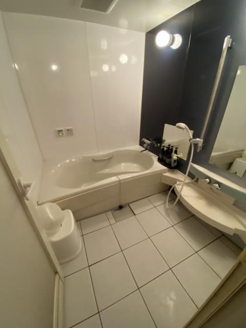 MYTH-Selene(マイスセレネ)(大阪市/ラブホテル)の写真『605号室、バスルーム。とても広くて浴槽は男性が足を十分に伸ばせて横幅も広いです。入浴中も照明の演出が出来ます。』by 名無しさん（ID:104279）