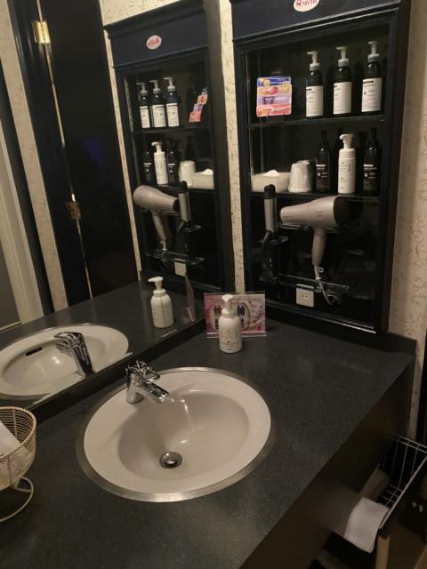 MYTH-Selene(マイスセレネ)(大阪市/ラブホテル)の写真『605号室、洗面台。女性用化粧水、乳液、美容液、男性用のシェービングクリーム、アフターローション、整髪剤、ドライヤー、歯ブラシ、タオル等必要なものが揃っています。』by 名無しさん（ID:104279）