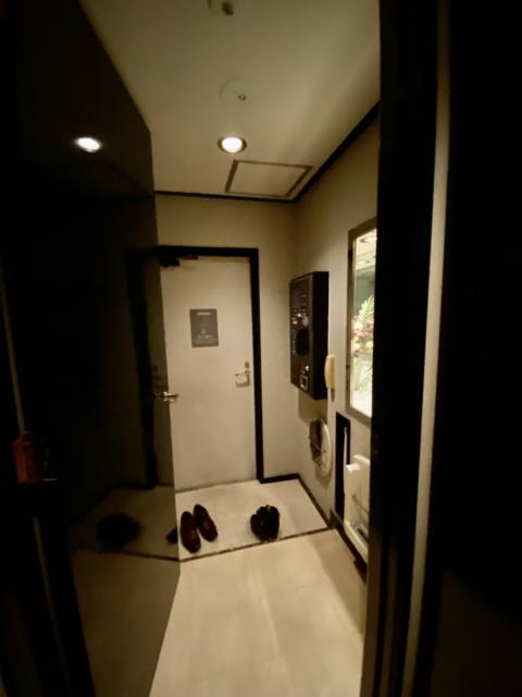 MYTH-Selene(マイスセレネ)(大阪市/ラブホテル)の写真『605号室、部屋側から見た玄関。右側に料金自動精算機があります。』by 名無しさん（ID:104279）