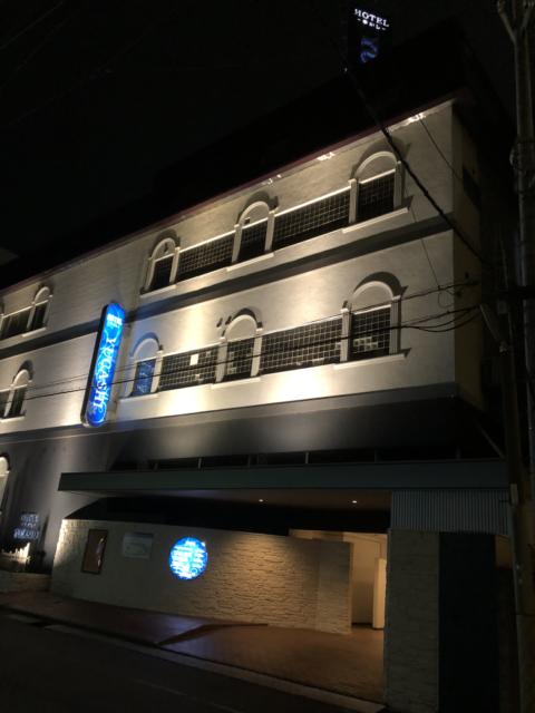 ホテルYUCASHI(岡山市/ラブホテル)の写真『夜の外観』by サトナカ