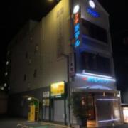 プチホテル ウェーブ(岡山市/ラブホテル)の写真『夜の外観』by サトナカ