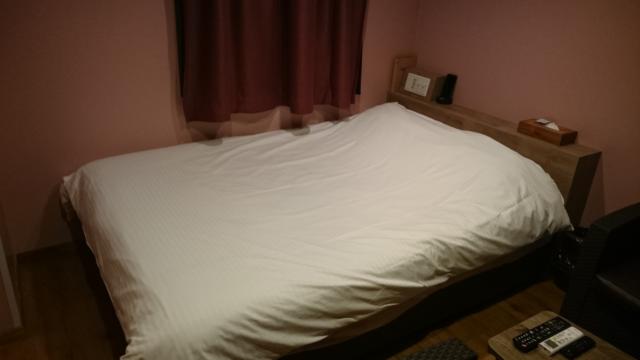 マンゴスチンホテル(町田市/ラブホテル)の写真『514号室のベッド。かけ布団もちゃんとあります。』by angler