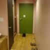 マンゴスチンホテル(町田市/ラブホテル)の写真『514号室の廊下。ベッド側から。段差がないのでくつは脱がないのかな？』by angler
